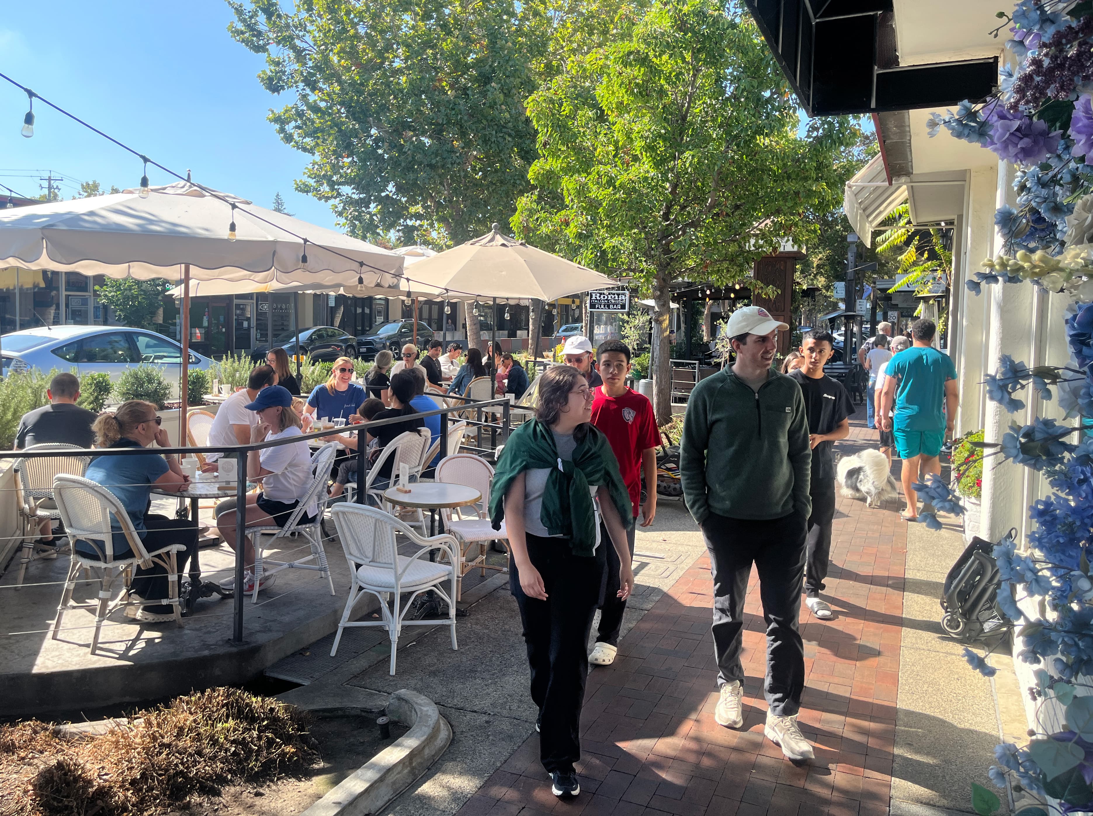 Outdoor dining on Santa Cruz Avenue